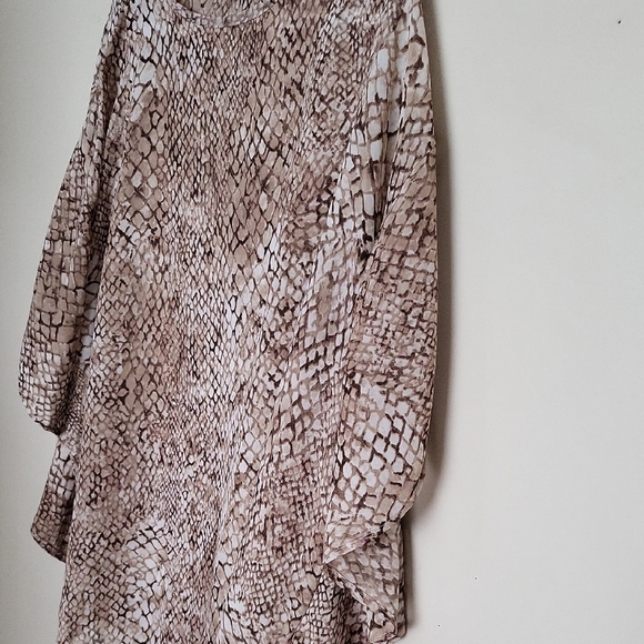 Elegant Chic Brown Patterned Women's Top – Stylish & Versatile Size M - Picture 3 of 7